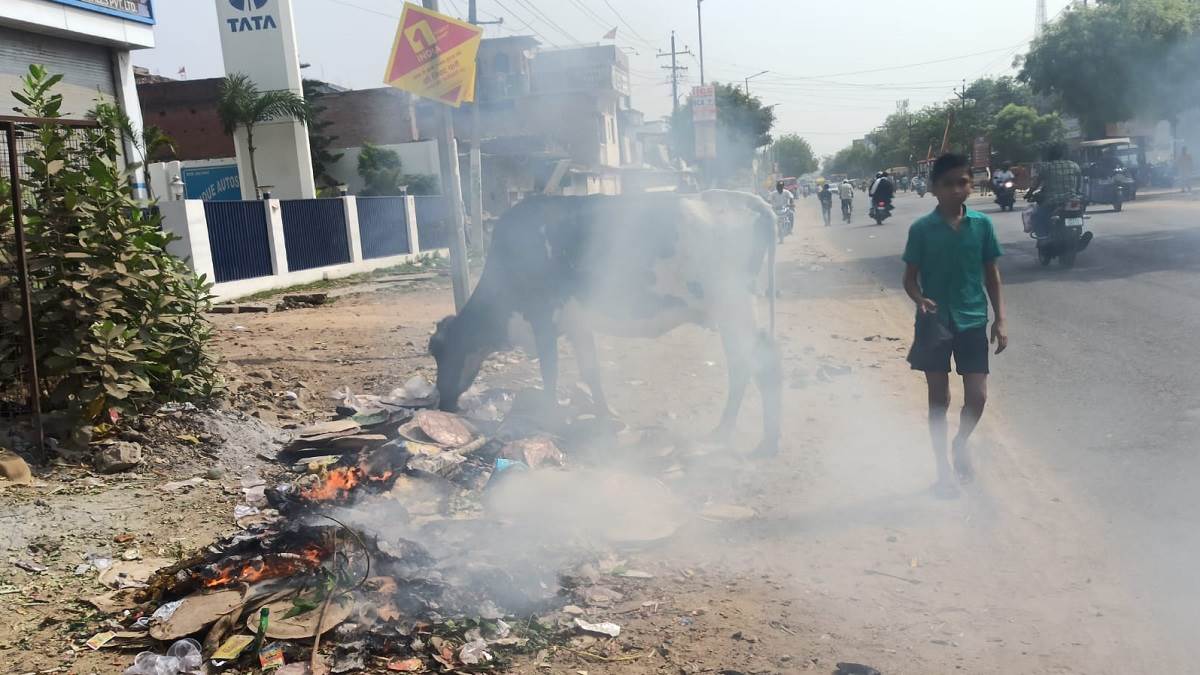 https://www.jagranimages.com/images/newimg/27052023/27_05_2023-burning_garbage_in_pratapgahr_23424795.jpg