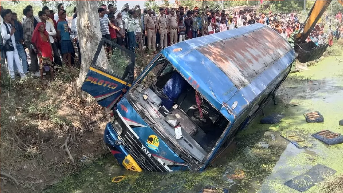 Accident In UP: चंदौली में बरातियों से भरी बस छात्रा को बचाने में पानी से भरे गड्ढे में पलटी, पांच घायल