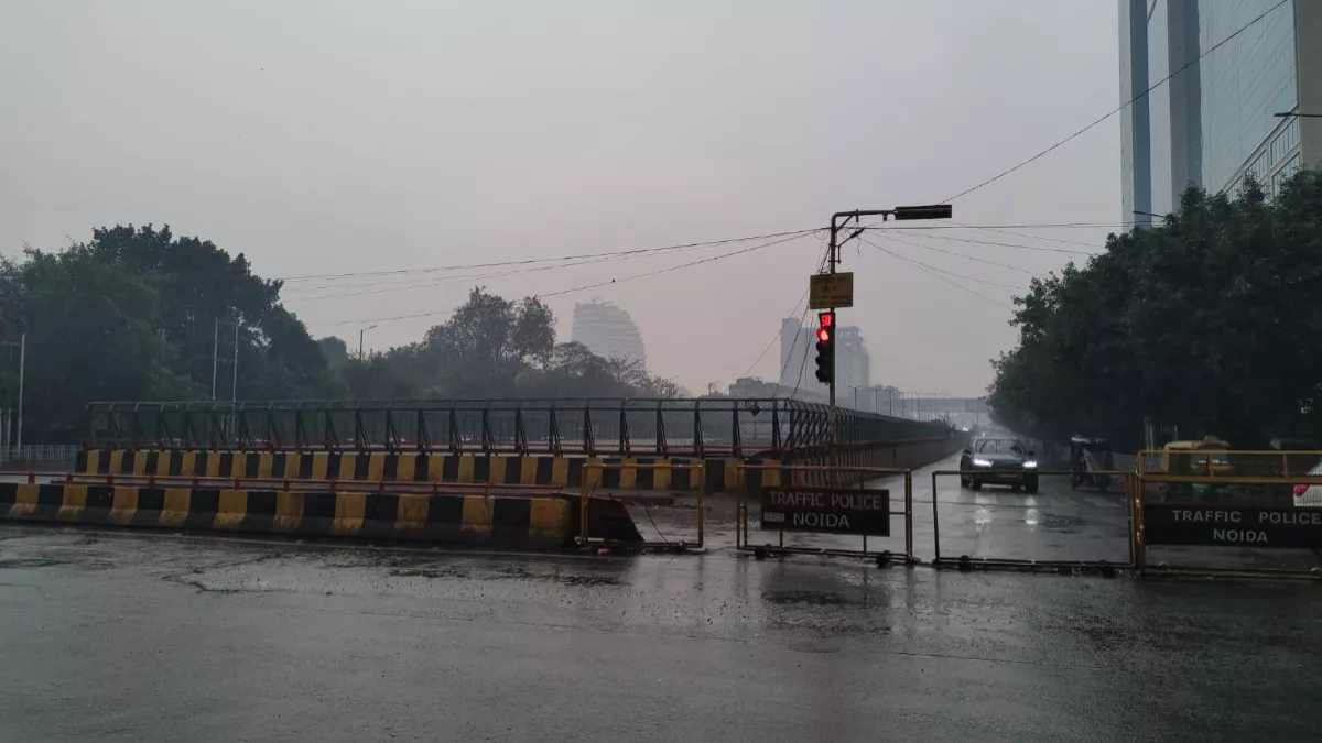 Delhi-NCR Weather Update: तेज हवा के साथ मूसलाधार बारिश से बदला मौसम का मिजाज, आसमान में छाई काली घटा