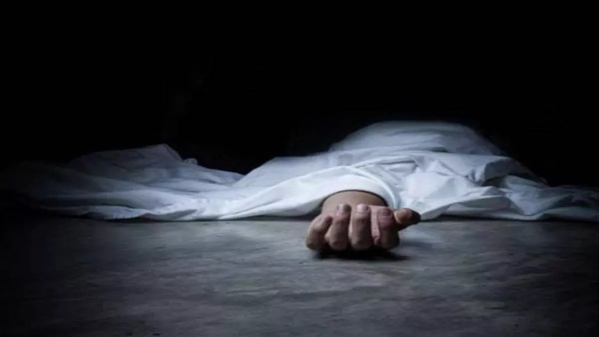 Deogahar में बारिश से बचने के लिए जिस पेड़ का लिया सहारा, उसी के नीचे दबकर अधेड़ की मौत; परिवार में पसरा मातम