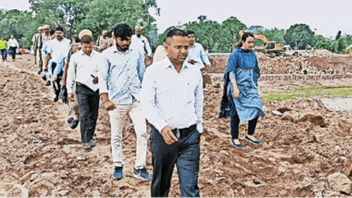 Kushinagar News: डीएम के निरीक्षण में निर्माणाधीन स्टेडियम में मिली गड़बड़ी, सचिव निलंबित व टीए बर्खास्त