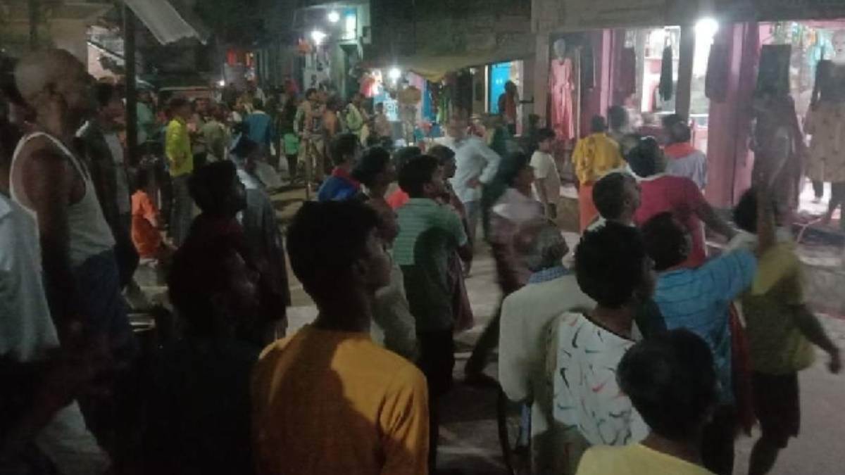 varanasi news fire broke out in the shop due to short circuit clothes worth five lakhs got burnt people got control of the fire