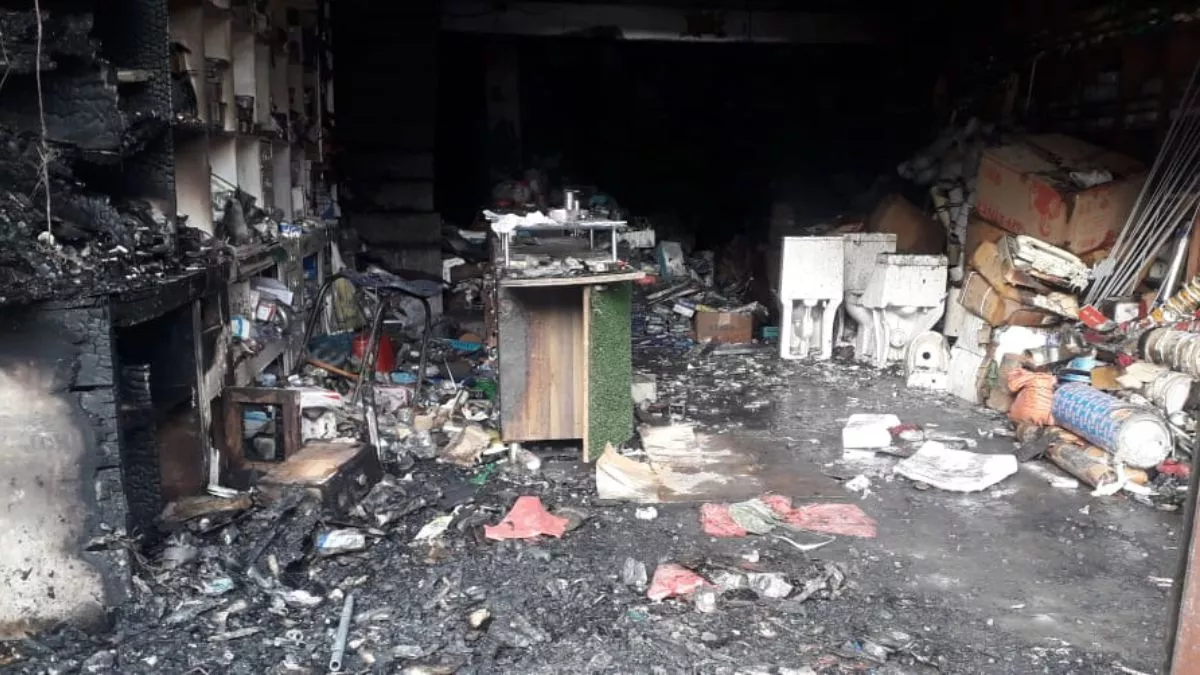 Gurdaspur News: शॉर्ट सर्किट से दुकान की तीन मंजिला को लगी आग, लाखों रुपए का हुआ नुकसान