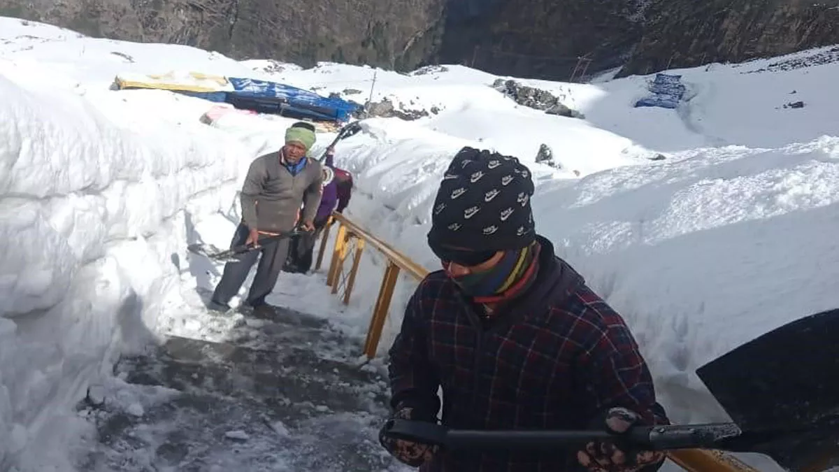 Hemkund Sahib 2023: शनिवार को हेमकुंड साहिब यात्रा शुरू, दो दिनों से बर्फबारी के चलते रोके गए थे श्रद्धालु