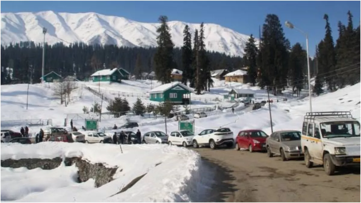 Kashmir Tourism: गर्मी से निजात पाने के लिए कश्मीर पहुंच रहे पर्यटक, ठंडे मौसम का उठा रहे लुत्फ