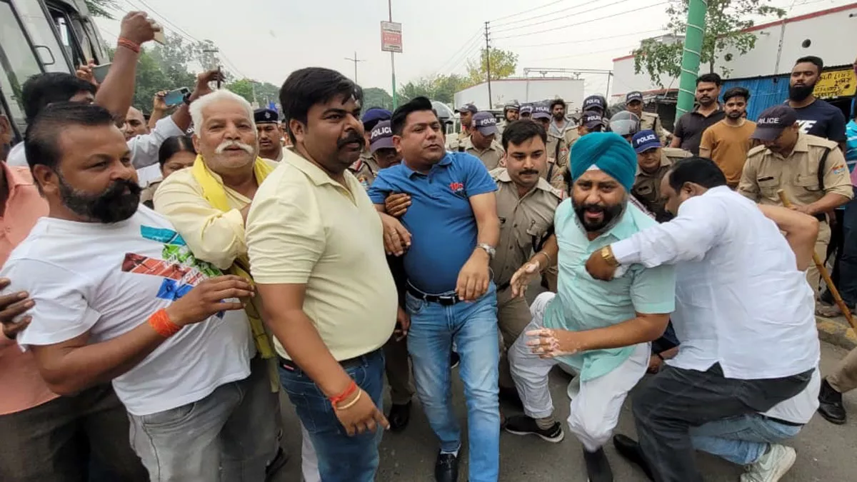 Kichha: प्रशासन ने शुरू की अतिक्रमण हटाने की कार्रवाई, विरोध करने पर 20 कांग्रेस कार्यकर्ता गिरफ्तार