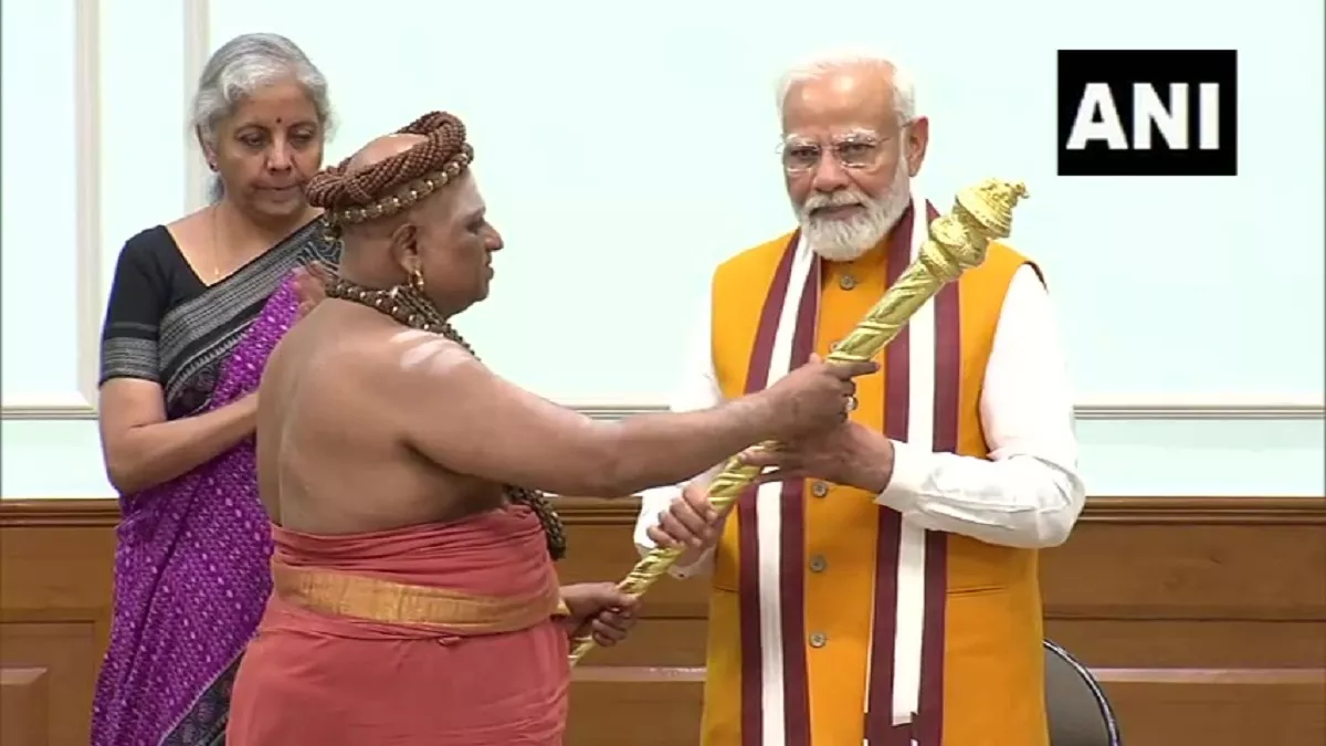पीएम नरेंद्र मोदी को तमिलनाडु के अधिनम महंत ने सौंपा सेंगोल, कल नए संसद भवन के उद्घाटन समारोह में होंगे शामिल