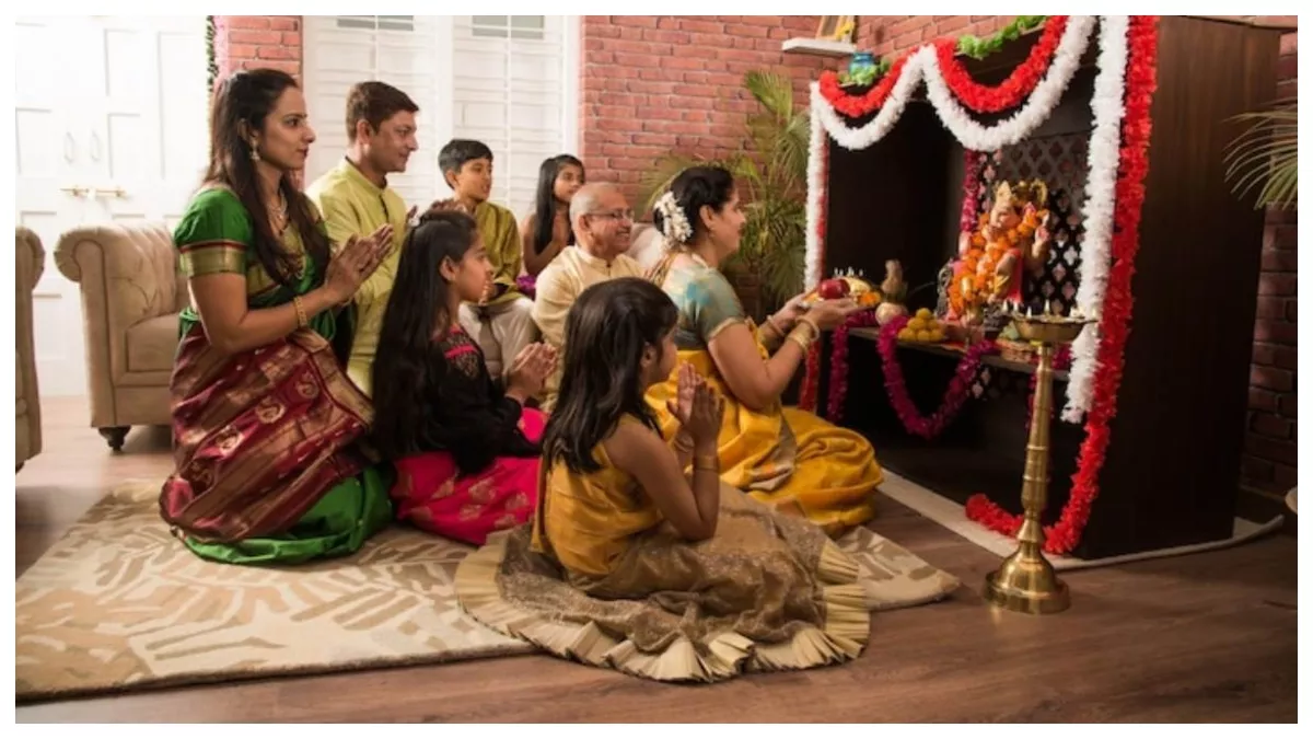 Puja Path Niyam: जमीन पर बैठकर क्यों नहीं करनी चाहिए पूजा, आसन का इस्तेमाल करने समय इन नियमों का रखें ध्यान