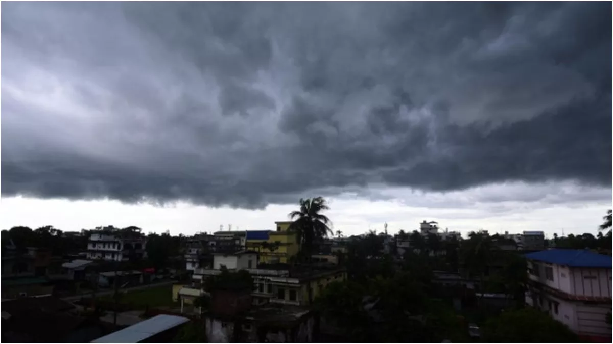 Punjab Weather: बूंदाबांदी और बादल छाने से सुहावना हुआ मौसम, 30 से 32 डिग्री पर सिमटा तापमान, जानें पूरा अपडेट