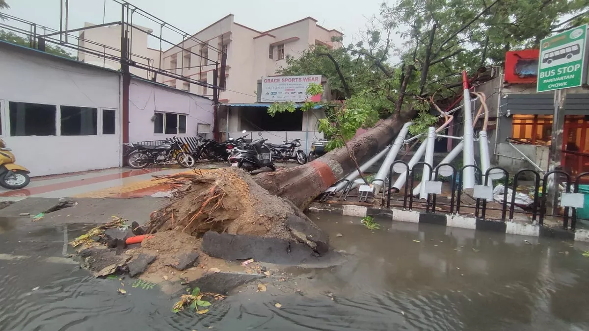 Rain In UP: लखनऊ में तेज आंधी के साथ झमाझम बार‍िश ने बदला मौसम, दीवार ढहने से एक मासूम की मौत