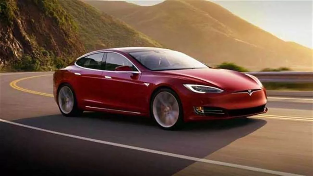 Tesla की फुल सेल्फ ड्राइविंग कारों में गड़बड़ी को लेकर हजारों शिकायतें, लीक हुए डेटा से हुआ खुलासा