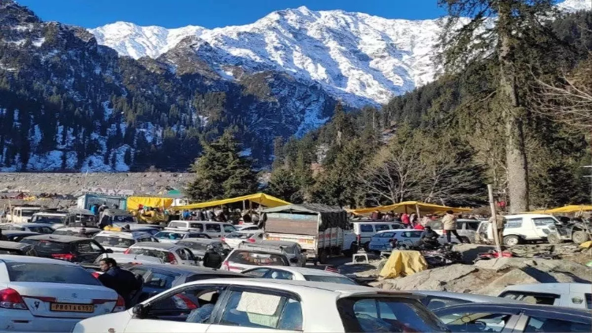 Himachal Tourism: कुल्लू-मनाली में हिमपात से निखर उठी पहाड़ों की चोटियां, पर्यटन कारोबार बढ़ने की उम्मीद