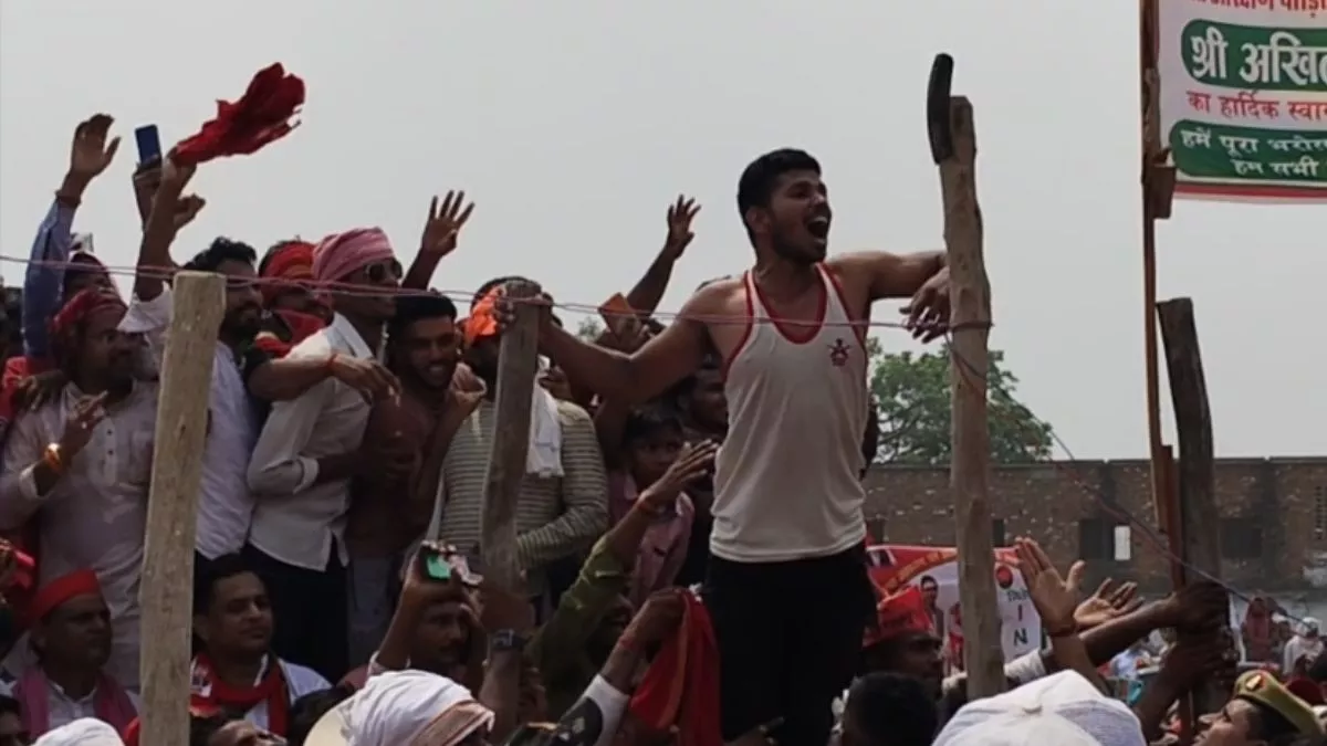 बलिया में अखिलेश यादव की जनसभा में भगदड़, बैरिकेडिंग तोड़ मंच तक पहुंचा युवक; टेंट के ऊपर चढ़ें लोग