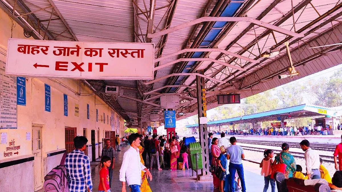 भदोही: रेलवे स्टेशन पर स्टाफ की कमी बन रही टेढ़ी खीर, अधीक्षक निभा रहे स्टेशन मास्टर की ड्यूटी; सुपरवाइजर बांट रहे टिकट