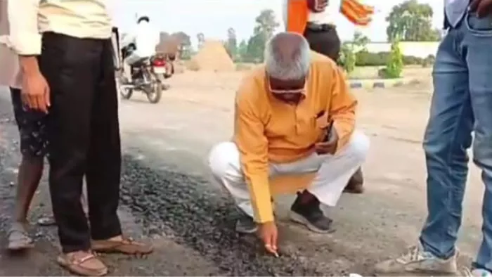 भाजपा विधायक ने पेन से उखाड़ी सड़क, लगाया गड़बड़ी का आरोप