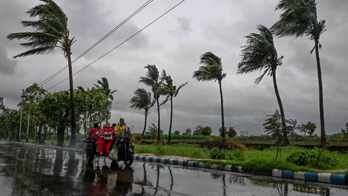 https://www.jagranimages.com/images/newimg/27052024/27_05_2024-cyclone_remal_23725982.jpg