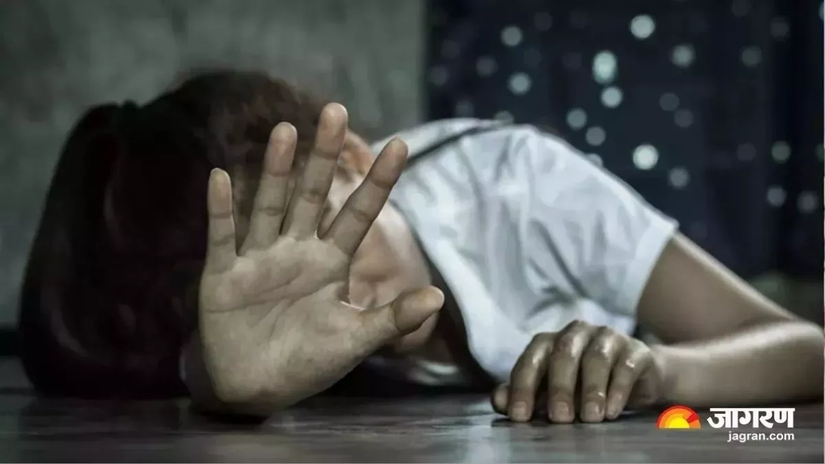 Etah News: किताब लेने के बहाने बुलाई इंटर की छात्रा की दो दोस्तों ने लूटी इज्जत, पुलिस ने नहीं सुनी फरियाद...