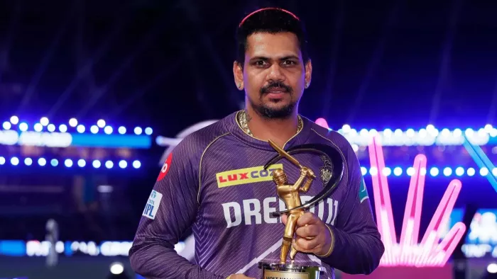 सुनील नरेन ने जीता मोस्ट वैल्यूवेल प्लेयर का अवार्ड। फोटो-BCCI