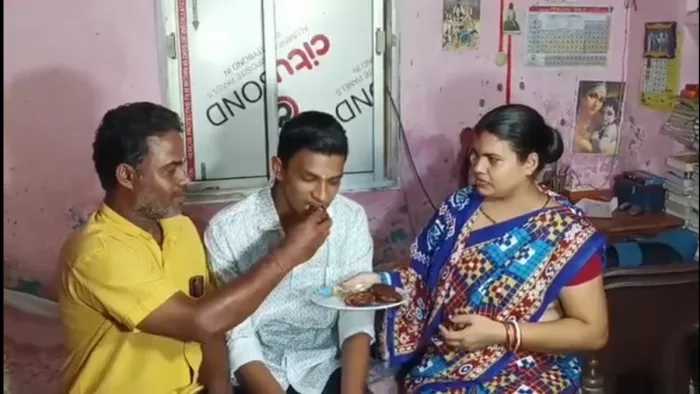 मैट्रिक परीक्षा में सफलता प्राप्त करने के बाद परिवार के बीच खुशी मनाते होनहार छात्र आशुतोष ।