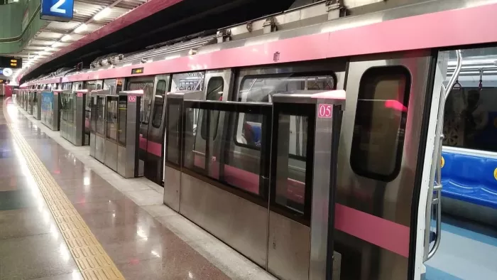 कुछ ऐसे होंगे पटना मेट्रो के स्टेशन, प्लेटफॉर्म पर लगाए जाएंगे स्क्रीन डोर (प्रतीकात्मक तस्वीर)