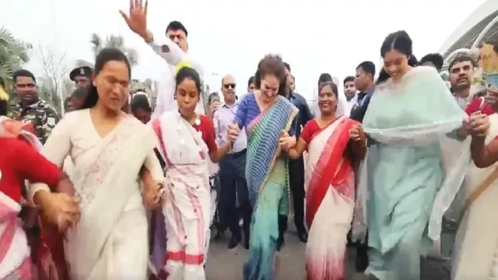 प्रियंका गांधी का हाथ पकड़कर नाचती हुईं शिक्षिका सुषमा नाग