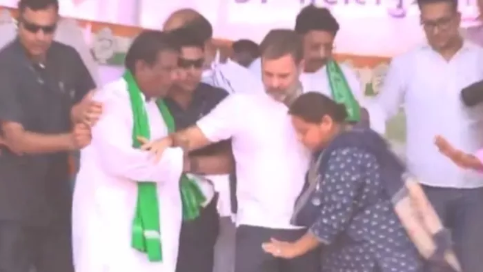 राहुल गांधी की रैली में टूटा मंच, मीसा भारती ने थामे रखा हाथ; दौड़कर आए बॉडीगार्ड