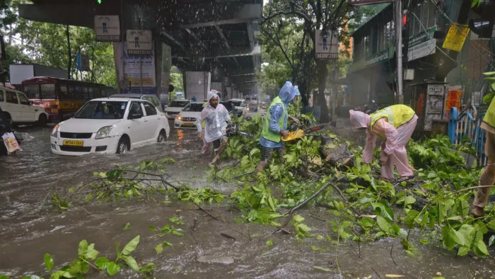 भारी बारिश से विभिन्न जिलों में जनजीवन पर व्यापक असर (फोटो- ANI)