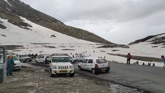 रोहतांग दर्रे के दीदार में बड़ी बाधा बन रहा परमिट (फाइल फोटो)।