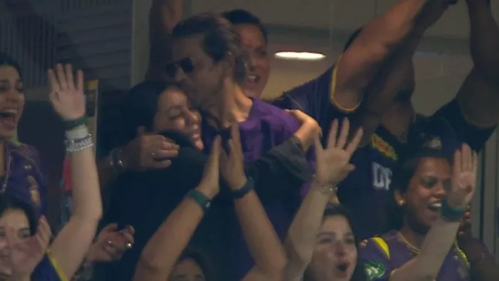 shah rukh khan kiss gauri khan (Photo Instagram)
