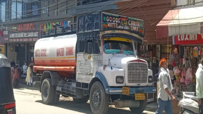 कटड़ा में गहराया जल संकट, भीषण गर्मी में पानी की तलाश में भटक रहे श्रद्धालु।