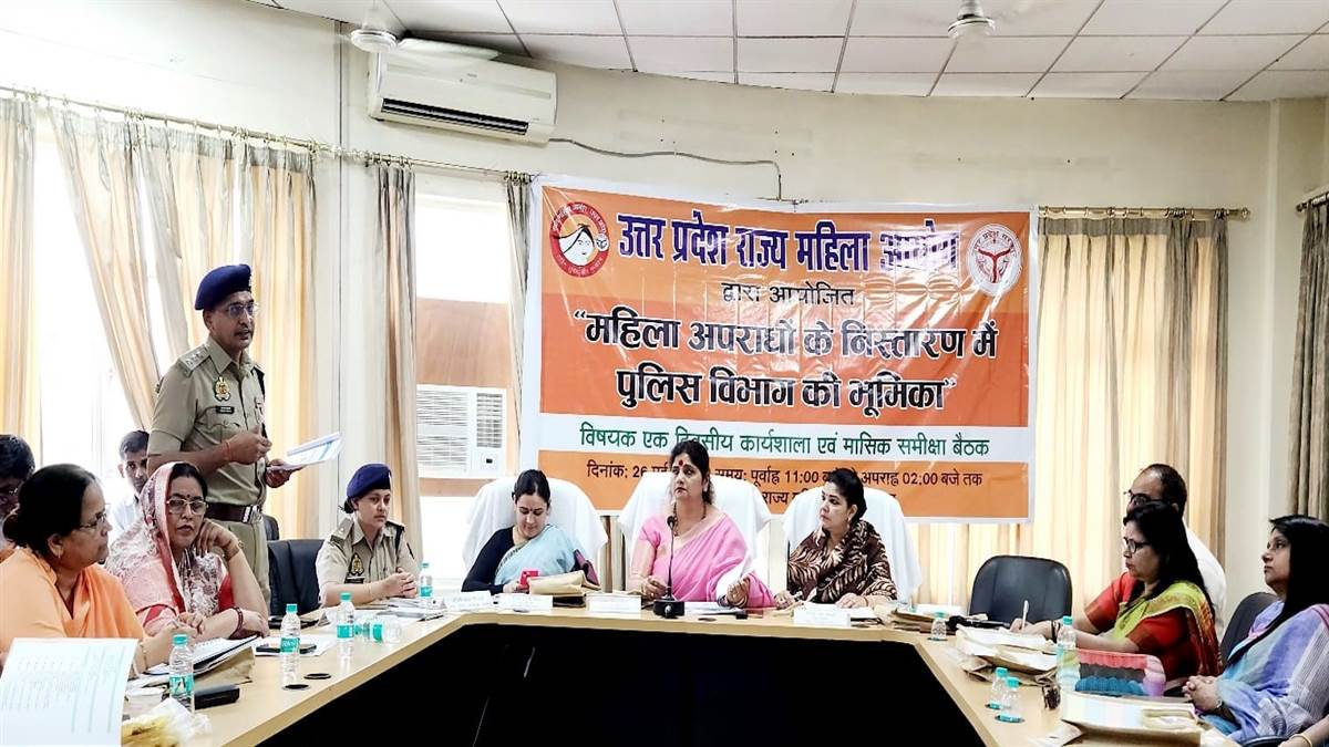 agra city news up womens commission orders driver info in autos taxis