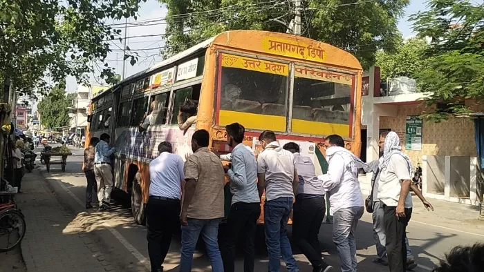 पट्टी बसअड्डे के समीप रोडवेज बस को धक्का देते यात्री- जागरण