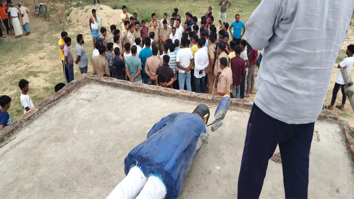Mau News: अराजक तत्वों ने आंबेडकर की प्रतिमा को किया क्षतिग्रस्त, लोगों में फैला आक्रोश