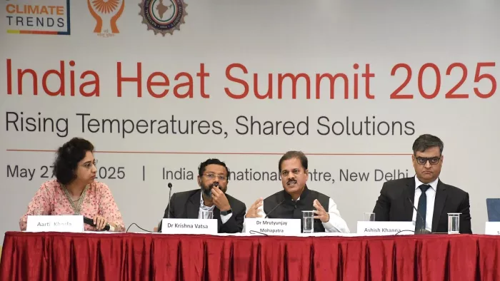 इंडिया हीट समिट 2025 में बात रखते मौसम विभाग के महानिदेशक डाॅ. मृत्यंजय महापात्रा।