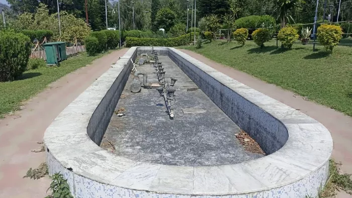 पहलगाम हमले के बाद मानसर पर्यटन स्थल में बंद पड़ा फव्वारा
