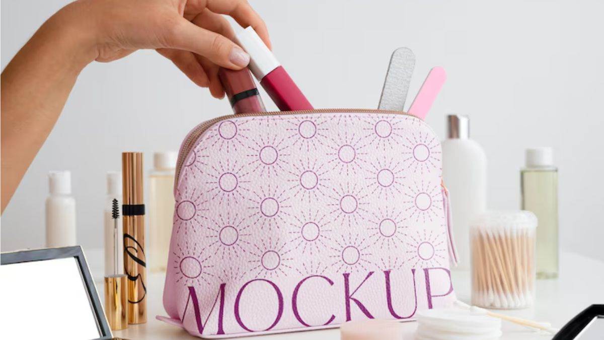 https://www.jagranimages.com/images/newimg/27052025/27_05_2025-makeup_pouch_for_women_23947978.jpg