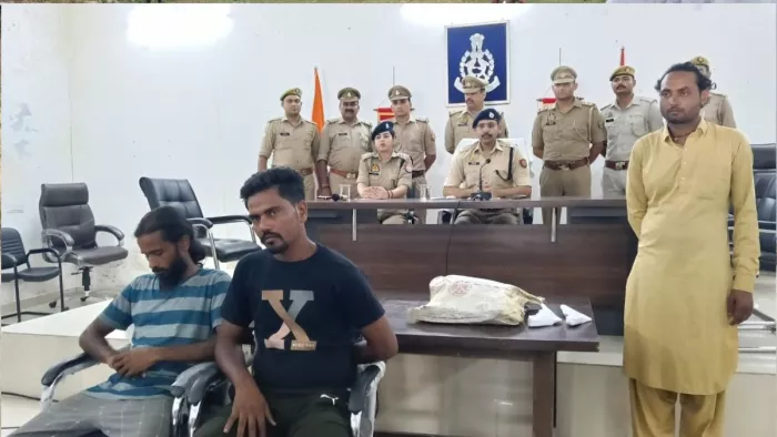 मुजफ्फरनगर पुलिस लाइन में पकड़े गए आरोपियों के बारे में जानकारी देते एसपी देहात आदित्य बंसल।- जागरण