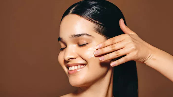 गर्मियों में Moisturizer स्किप करके अनजाने में स्किन को नुकसान पहुंचाते हैं लोग (Image Source: Freepik)