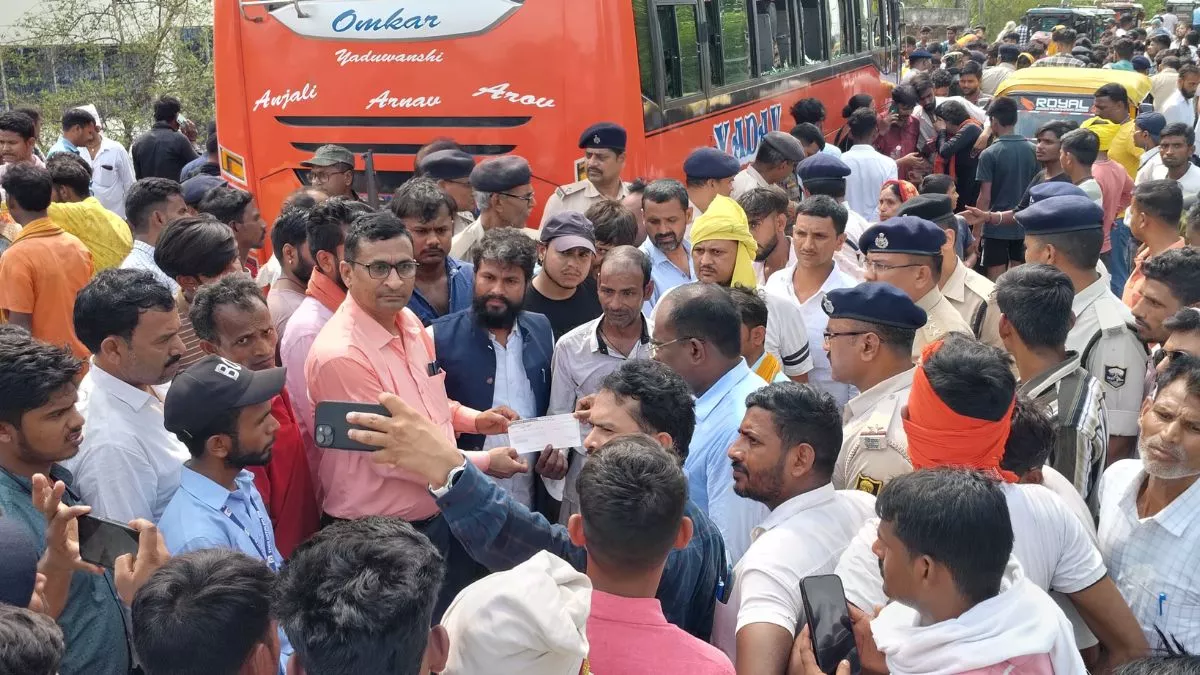 Sasaram Road Accident: सासाराम में बस ने 5 साल की बच्ची को कुचला, लोगों ने बस में की तोड़फोड़