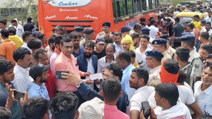 घटना स्थल पर मृतक के परिजन को चेक देते प्रभारी CO, SDO, SDPO व अन्य। (जागरण)
