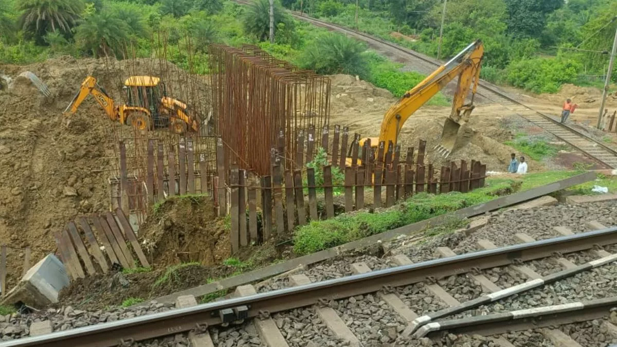 राउरकेला के समीप रेलवे ब्रिज ढहने से धीमी हुई ट्रेनों की रफ्तार, टला बड़ा रेल हादसा