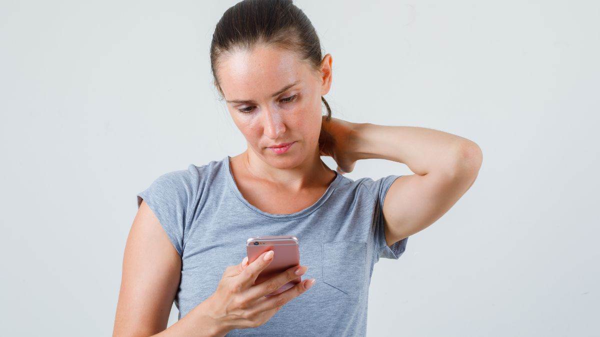 https://www.jagranimages.com/images/newimg/27052025/27_05_2025-shoulder_pain_on_mobile_overuse_23948431.jpg