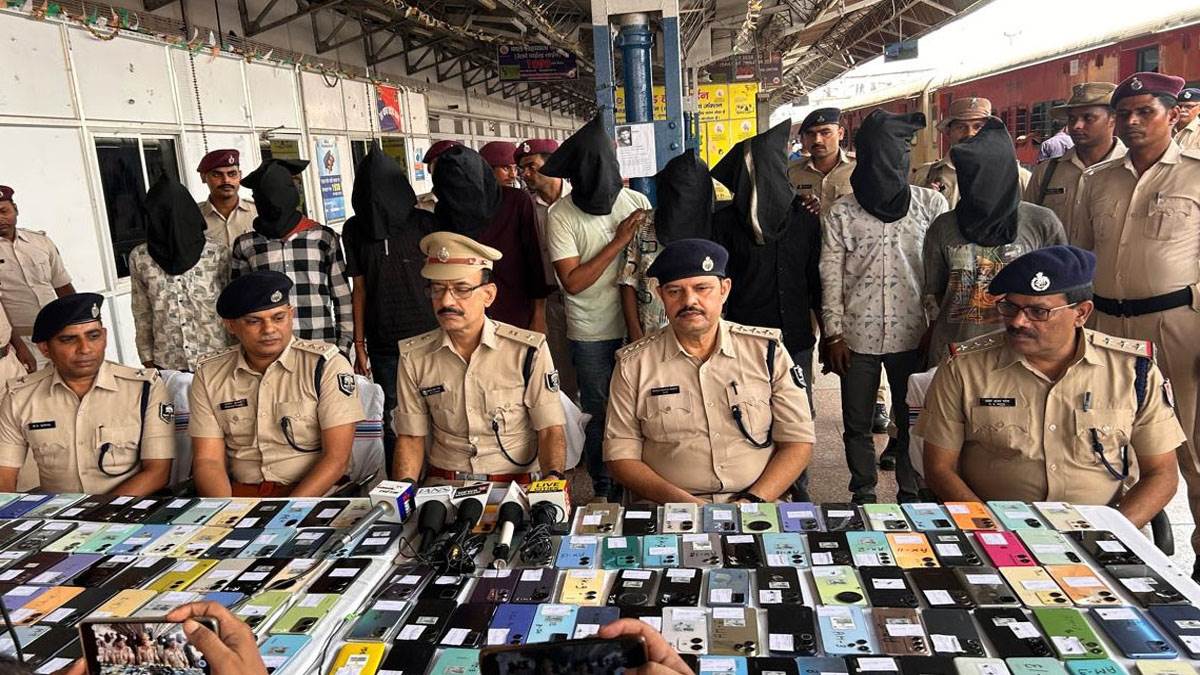 mobile phones were being stolen in delhi patna train for 12 years 150 phones found with nine criminals