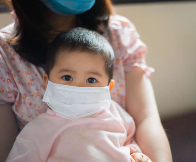 नवजात शिशुओं को मास्क पहनाना है कितना सही और सुरक्षित? जानें एक्सपर्ट