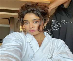 Janhvi Kapoor shared social media selfie, glamorous look in bathrobe. photo source @janhvikapoor instagram.