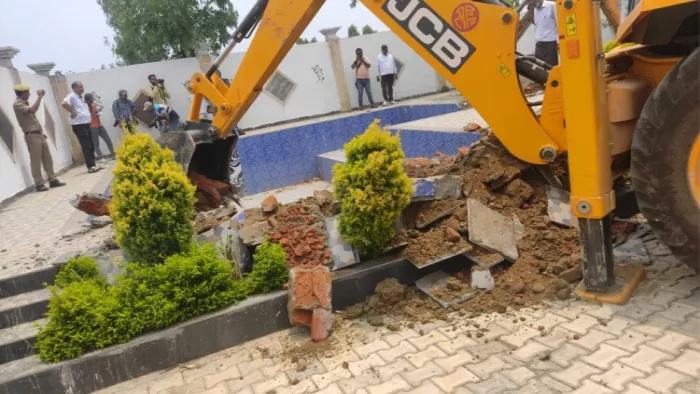 सहारनपुर में हिस्‍ट्रीशीटर सन्नी नागपाल की संपत्‍तियों पर चला बुलडोजर, दो अवैध निर्माण किए ध्‍वस्‍त