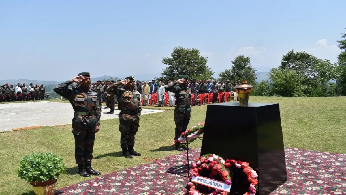 Vijay Mashaal In Kashmir : कश्मीर पहुंची सेना की कारगिल विजय मशाल, काजीगुंड में चिनार कोर के जवानों ने स्वीकार की