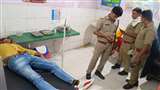 जहर खाने वाले युवक को अस्पताल लेकर पहुंची पुलिस।