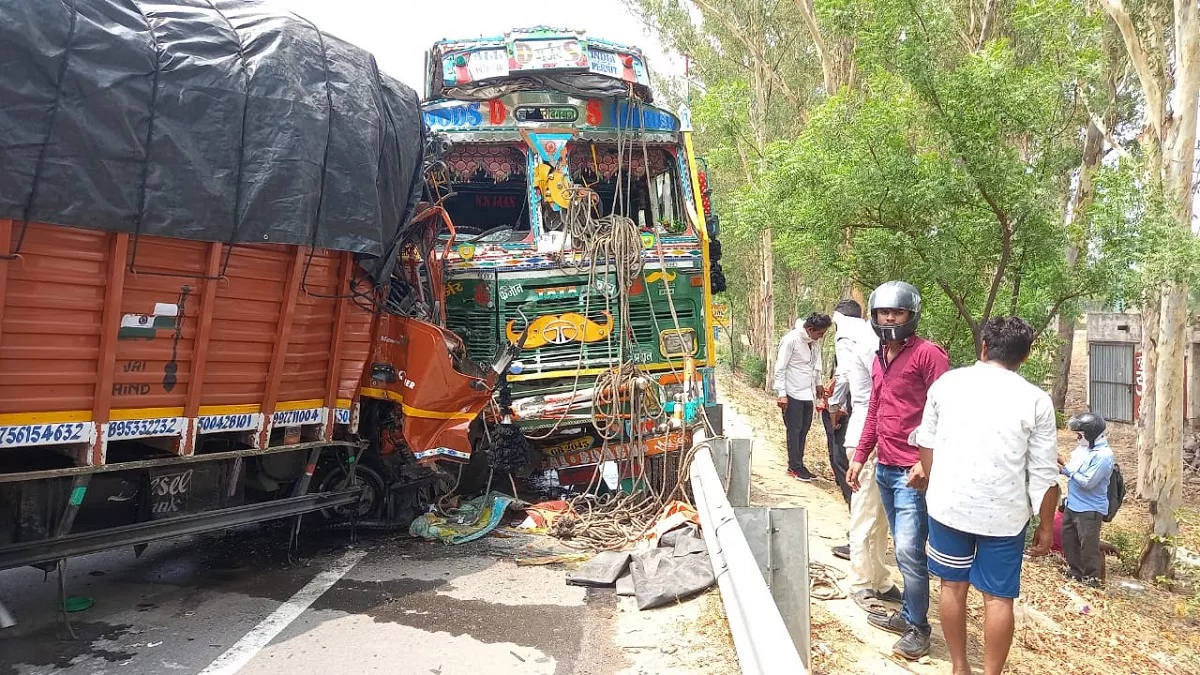 आगरा-अलीगढ़ नेशनल हाइवे पर बड़ा हादसा, कैंटर व ट्रक की भिड़ंत में कैंटर चालक की मौत
