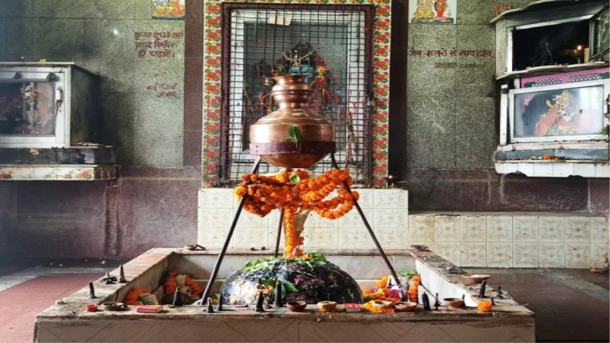Famous Temples In Bulandshahr: महाभारत काल की गाथाओं को समेटे है बुलंदशहर के अहार का अंबकेश्वेर महादेव मंदिर